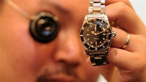 Ruba un Rolex ma è finto e lo restituisceLadro insulta la